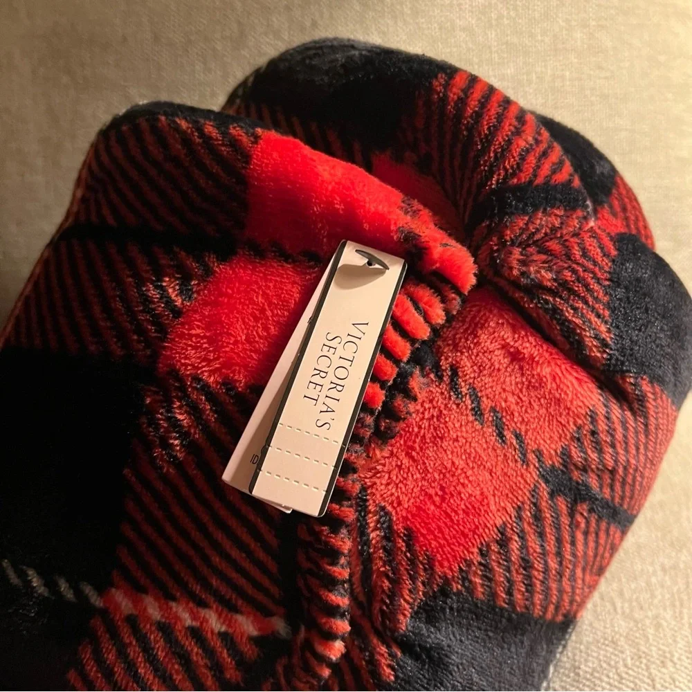 VICTORIA’S SECRET plaid blanket throw in black and red